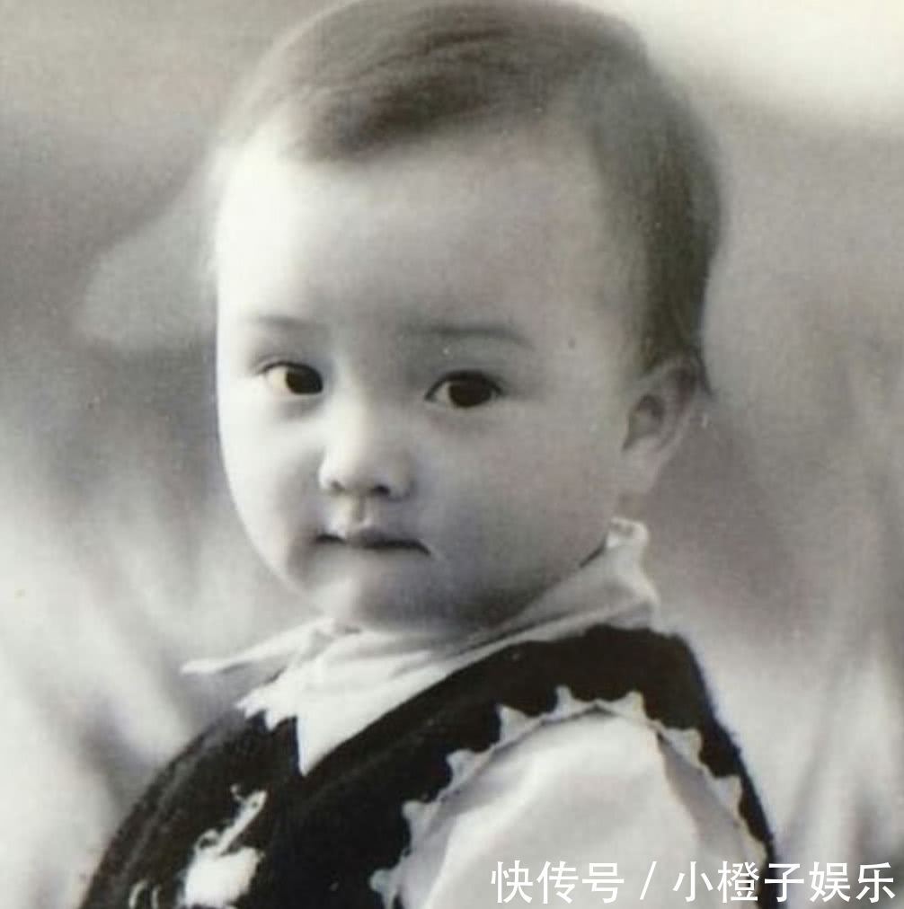 李小璐小时候私照,与女儿相似度高达一百,简直