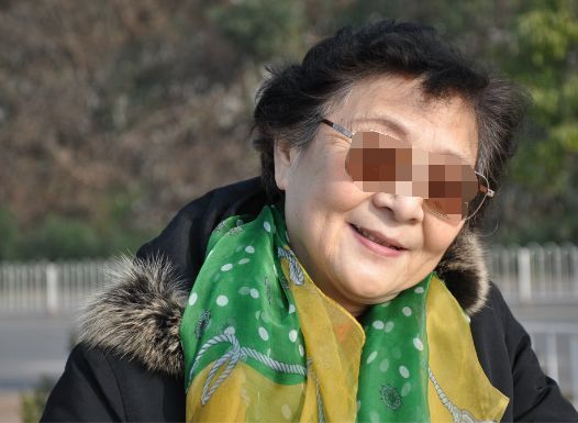 给儿媳带孩子,半夜听到厕所有哭声,我推开门,整