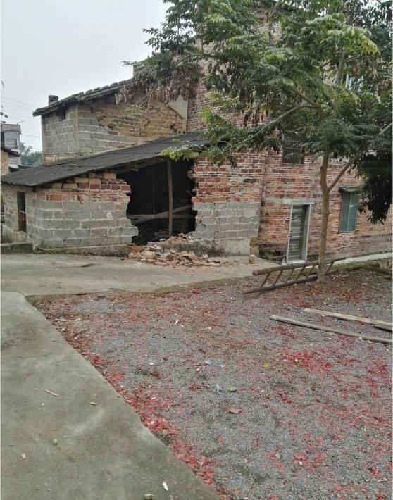 车太大惹的祸,新提汉兰达回农村,倒车一脚油门将自家撞出个大洞