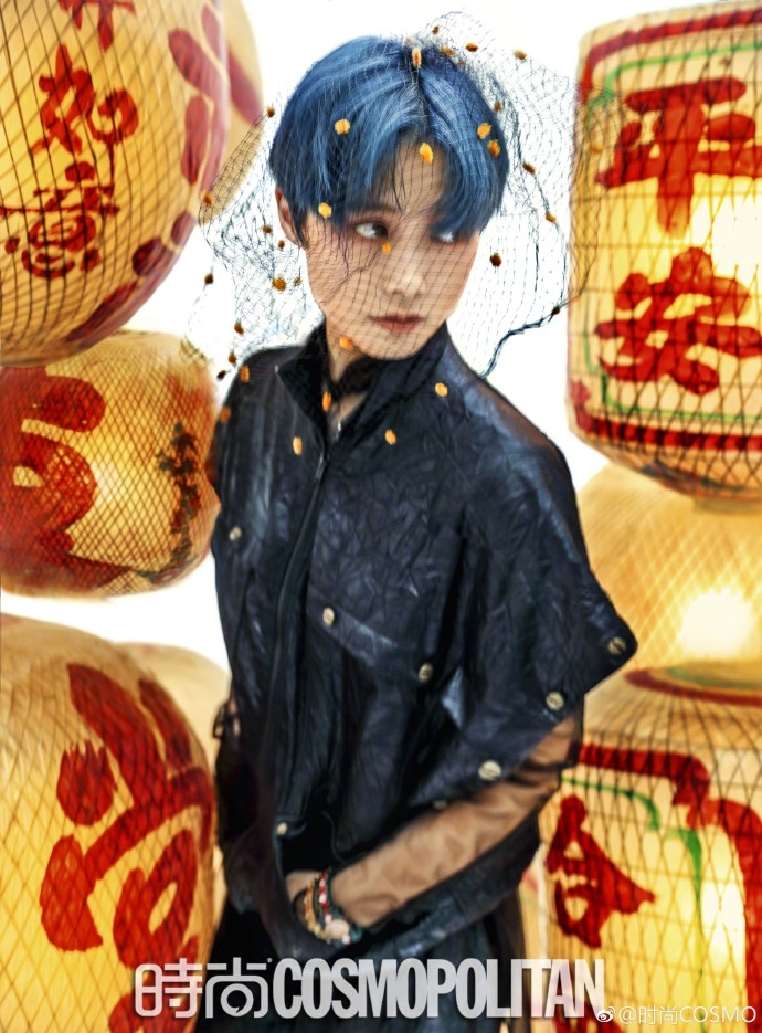 李宇春一头蓝发登杂志封面 “红脸蛋”造型新奇可爱(图2) 李宇春一头蓝发登杂志封面 “红脸蛋”造型新奇可爱(图2)