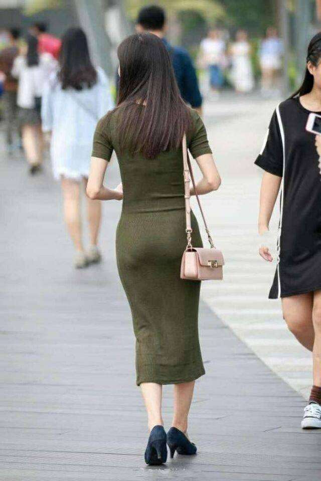 街拍:紧身包臀裙,彰显成熟女人味