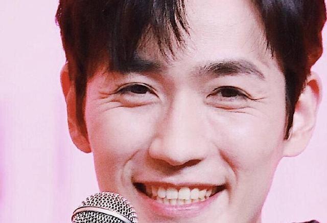 先说朱一龙皱纹多,又说个子显低,那他的短板到