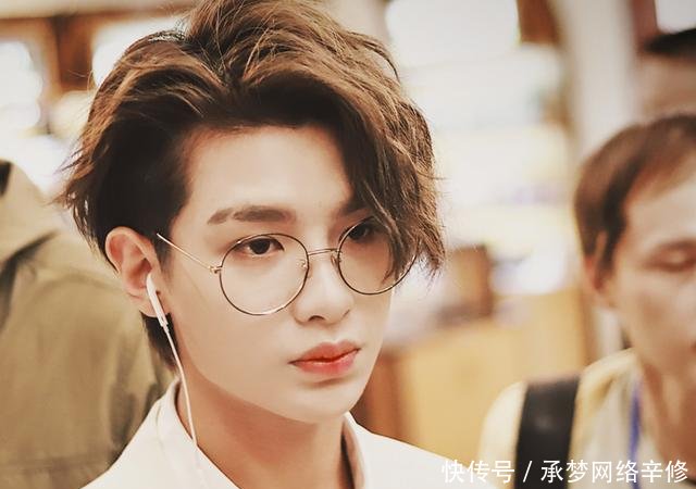 Justin的眼镜西装照片引粉丝直呼帅气,但是却因