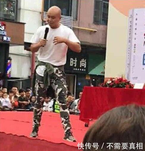 著名情感导师乐嘉沦落街头演说, 网友却赞 遵从