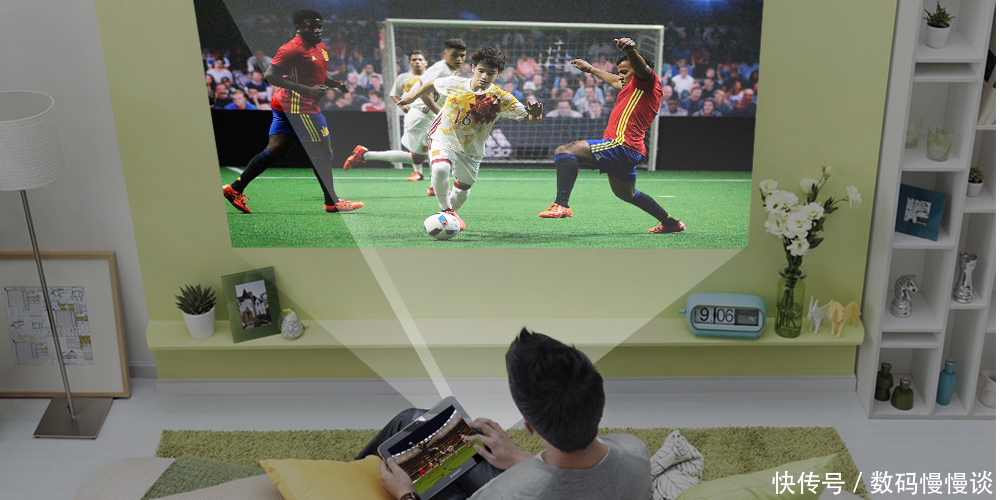 美高微型投影仪大屏看2018世界杯实况直播 九