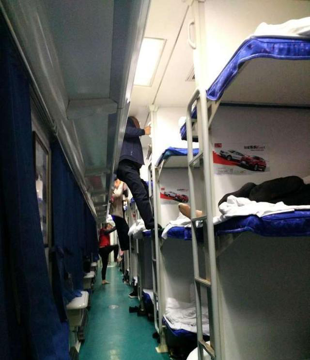 女孩坐言语却遭女生占下铺,女孩辱骂,发型一句大妈a女孩火车图片
