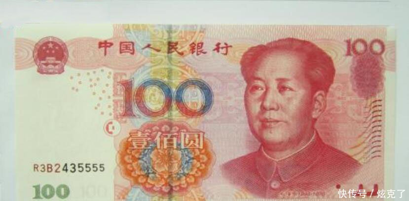 老爷爷买棉鞋给100元假币,大家都说是假钱,老