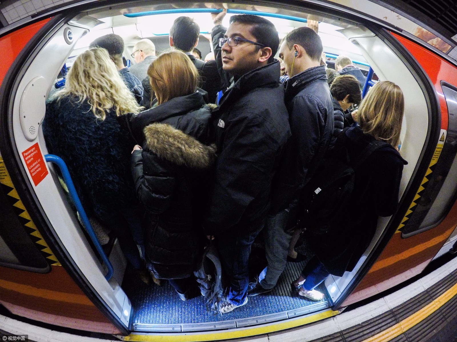 实拍伦敦地铁高峰期:原来比北京还挤!