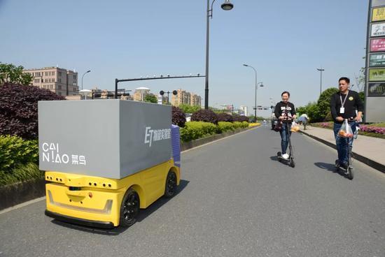 菜鸟ET物流无人驾驶配送车:可以是自提柜还可