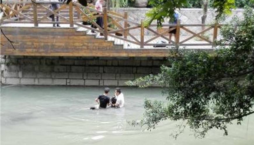 36岁产妇生下龙凤胎后跳河自尽,给老公留下了一张字条让他后悔!