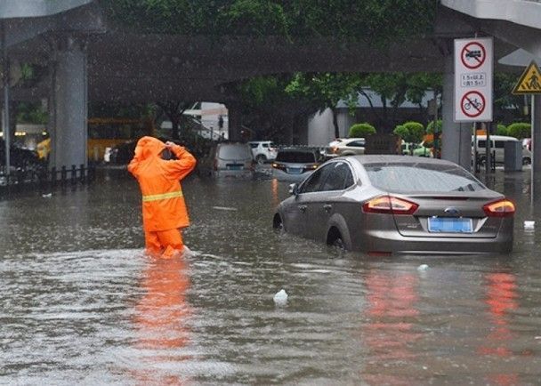 广州暴雨致多处积水,17岁男生疑触电身亡,街道