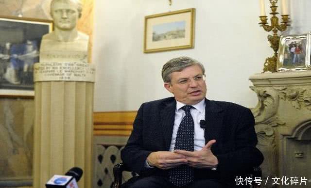 总理出国访问,女部长召开秘密会议罢免他,成为该国首任女总理!