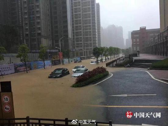 广州的雨有多大?白云机场被暴雨覆盖变\＂码头\＂了