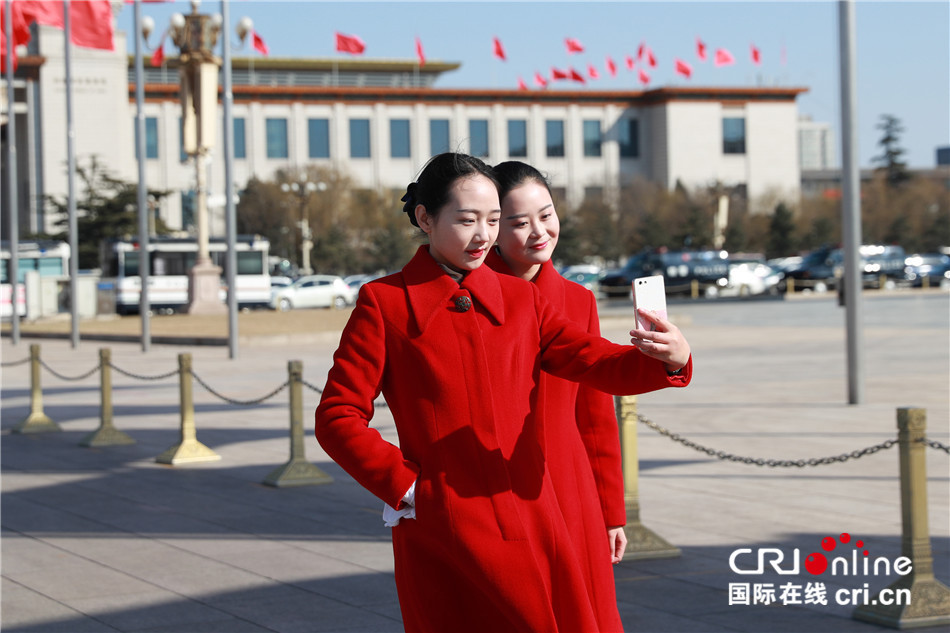 两会女服务员们广场摆pose欢庆妇女节(组图)