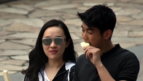 步好姐妹后尘?霍思燕深夜被拍,与男子当街搂抱