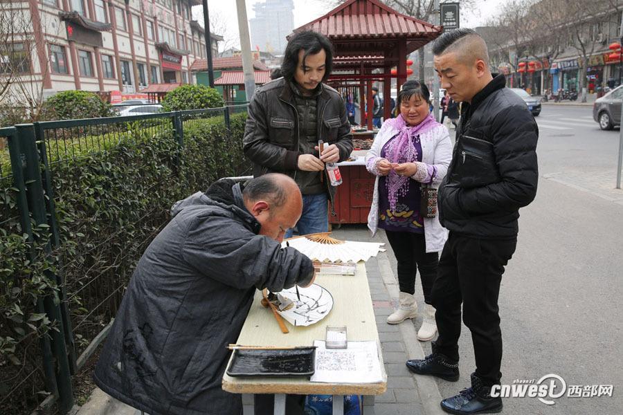 半臂书法家西安街头卖字为生 每天书写不辍感动路人