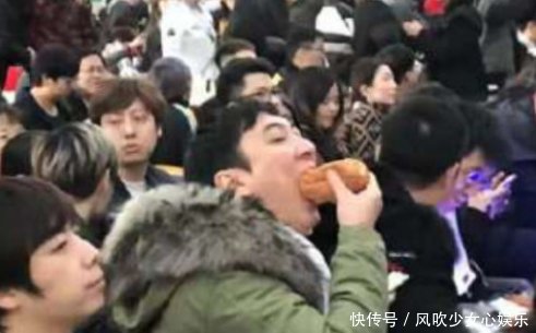 王思聪吃热狗被做成手机壳,看到价格网友笑了