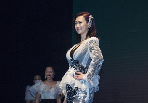 礼服走秀视频完整版 t011959f9efa1d04df8.jpg?size=500x351