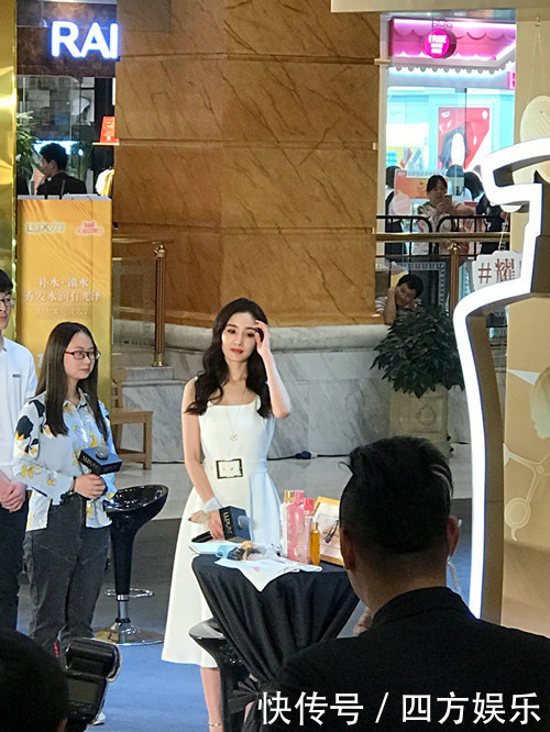 路人偶遇杨幂出席活动 网友:发际线这么高还代