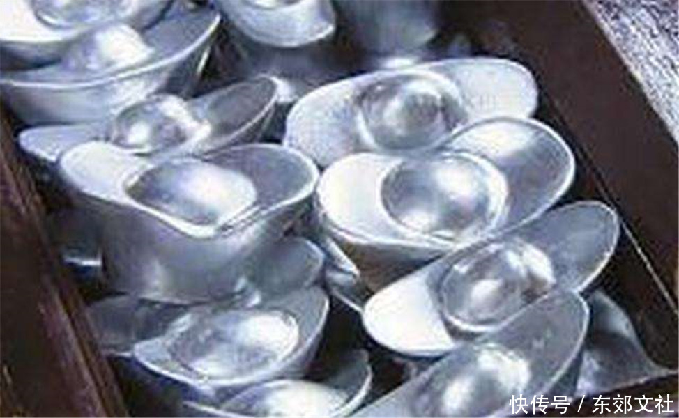 一品官员告老还乡,太穷拉几箱砖撑脸面,乾隆感