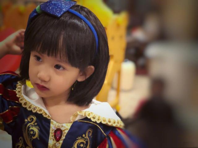 黄磊家的妹妹人扮成白雪公主灵动可爱，网友纷纷表示和王源撞脸了