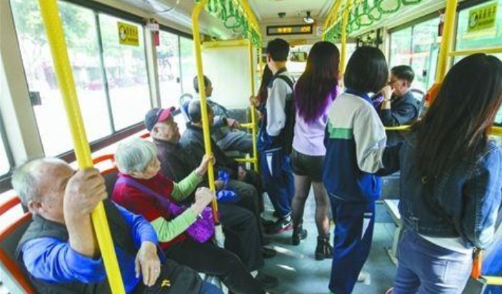 车上所有人都要求老人给女孩让座,当女生起身惯女孩着不能图片