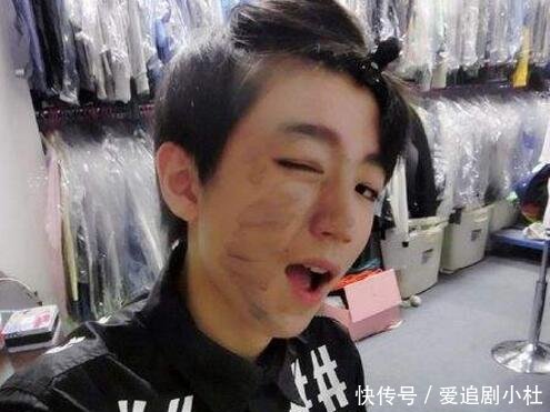 小时候的王俊凯经常跟在婆婆屁股后面一起去买