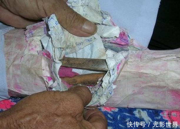 男子的妻子五年没过出门，邻居感觉不对劲，探查一番后哭着离开