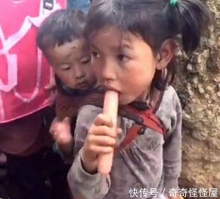 女孩独自照看弟弟,得到火腿肠后她的动作让所