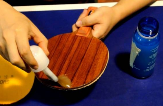 乒乓球拍粘胶皮为什么要让胶水干了再粘?_36