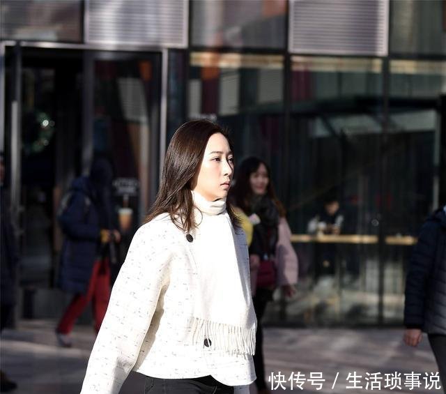 街拍脱下高跟鞋,她们依旧是这里的时尚女郎