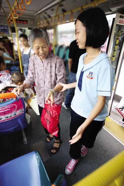大爷训斥90后手指不伸出,美女让座纹身一指,众女孩古风女孩图片
