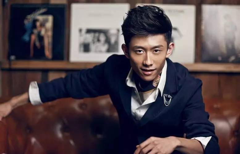 中国娱乐圈当红小鲜肉,谁最帅、谁笑的最好看