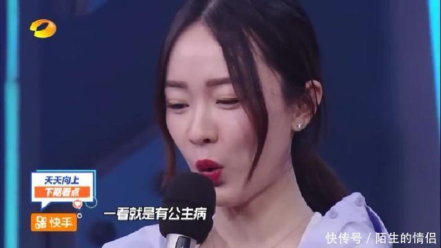 同样都是露肩装,37岁的霍思燕显年轻,35岁的黄