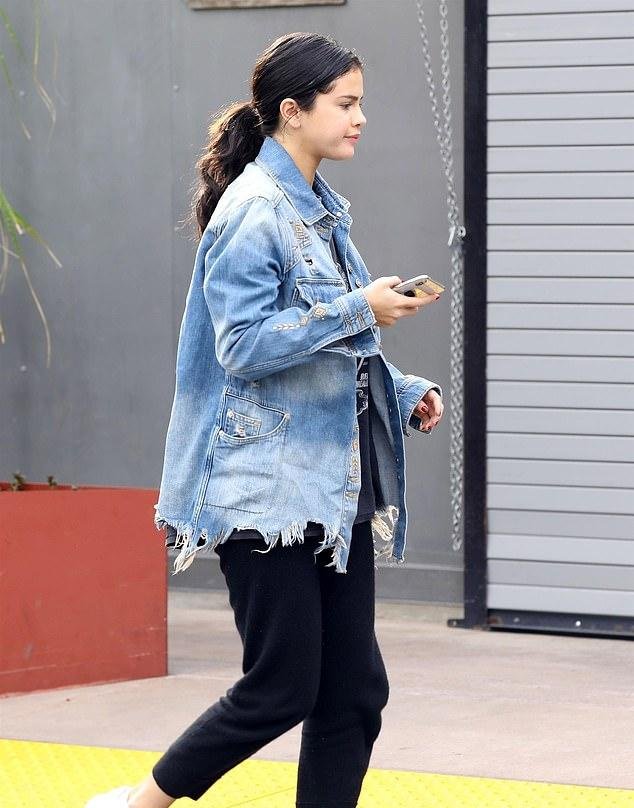 赛琳娜出院后努力生活!破洞牛仔显活力圆脸胖