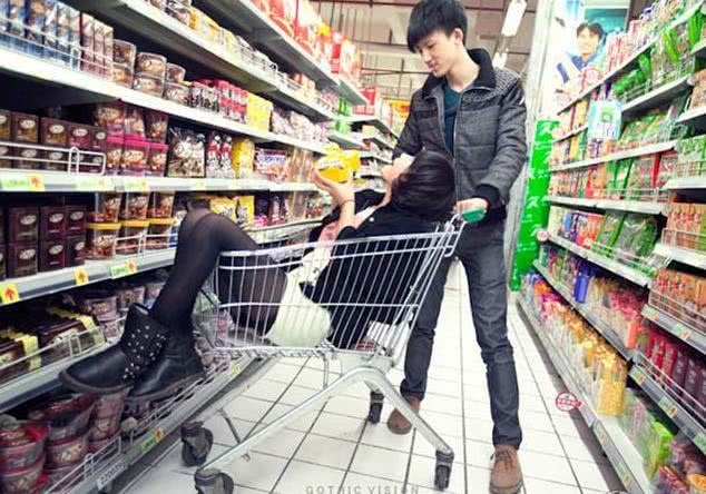 一对情侣被关在超市一夜,第二天经理赔偿两百块,看到监控懵住了