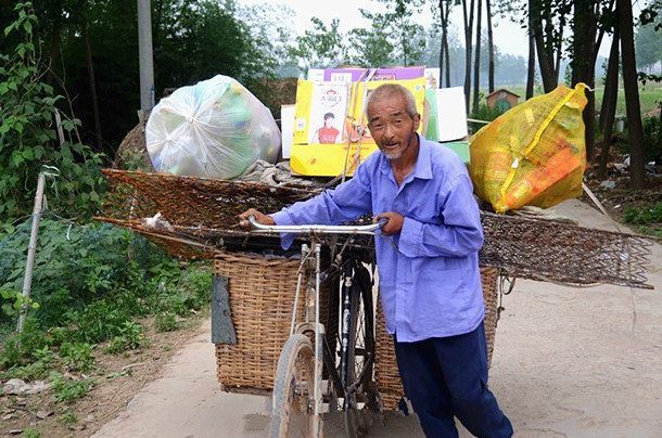 儿子喝醉酒被打死，多年后他捡垃圾时撞坏豪车，有人叫他爸