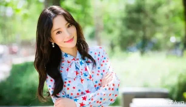 李小璐在北京街头现身,穿着紧身包臀裙搭配白