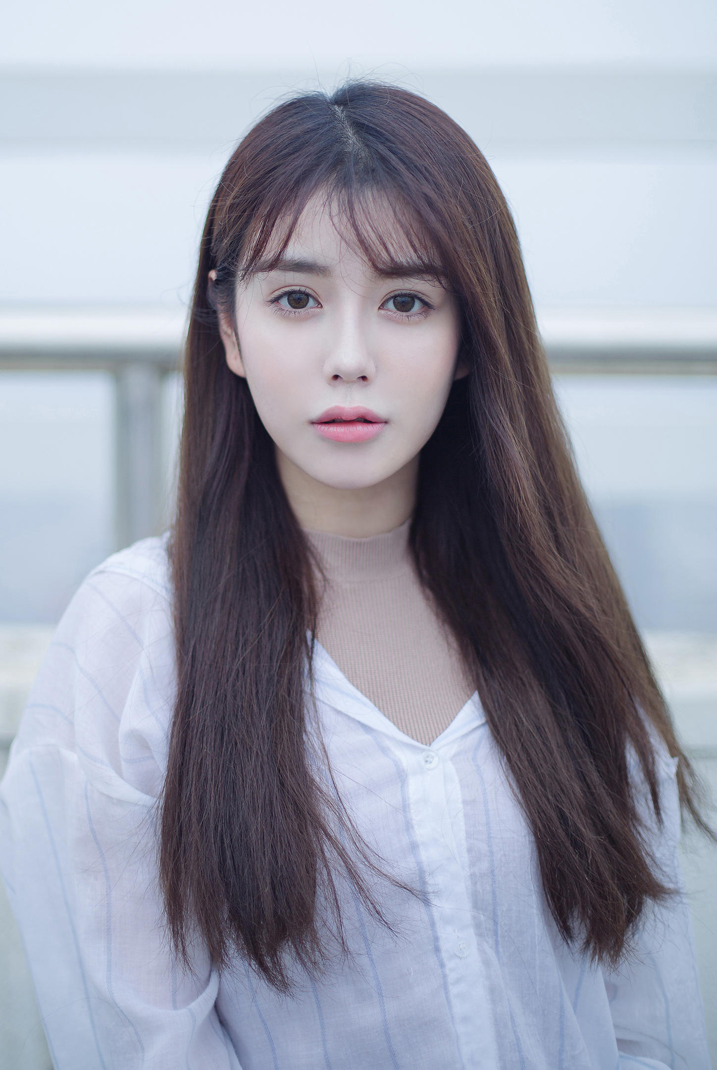 大连工业大学校花:可爱清纯的美女,享受天台上的凉爽