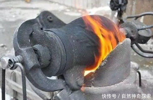农村大妈将鸡放进老式爆米花机中,1天收入纯利润1000元!
