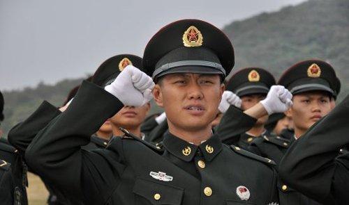 他被曝拍戏用8个替身，却被网友力赞，现靠出演反派翻红