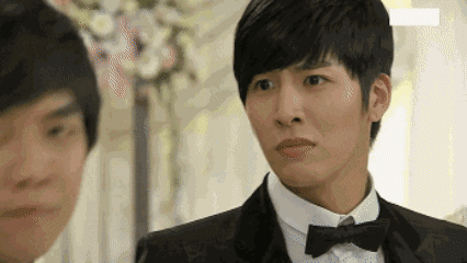 这对准新人结婚的大好日子 不料就在新人欢天喜地迎宾的时候 突然一名