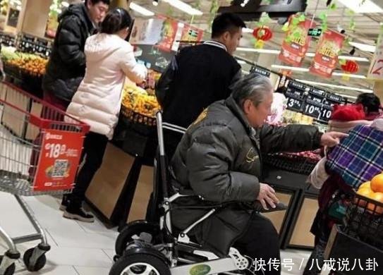 洪金宝坐轮椅现身商场,腿部纤细无比,妻子确认无障碍转身离开 金沙城娱乐场官网平台