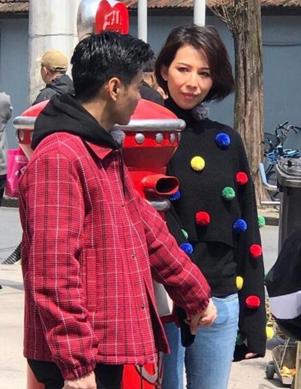 蔡少芬和张晋街头合影照曝光,甜蜜得像恋爱中