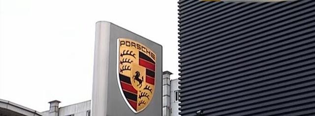 男子追尾保时捷,4S店擅自把车修了保时捷4S店