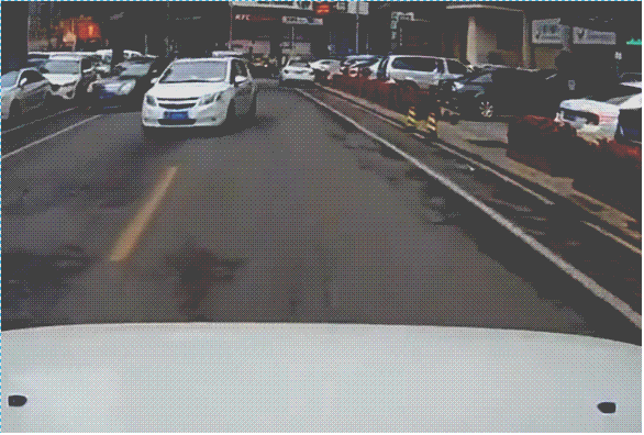 过马路,连车都不看就过了.