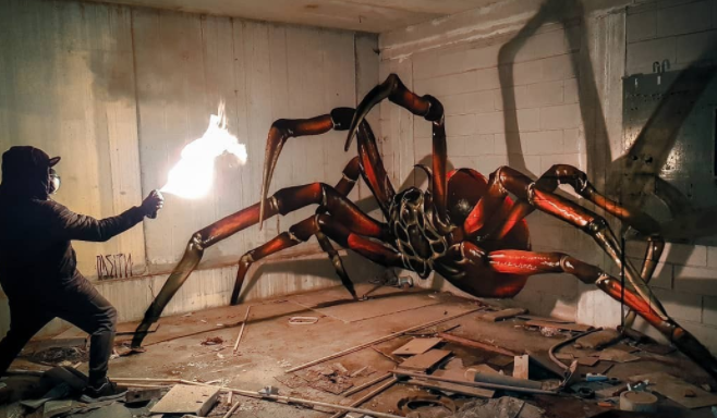 男子喝醉闯进间废弃厂房,见墙上有只巨型蜘蛛