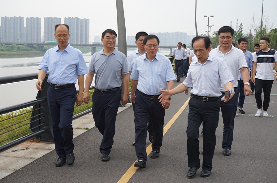 副市长李蔚,廖建华,市政府秘书长张能峰,市政府副秘书长戴建文,市住