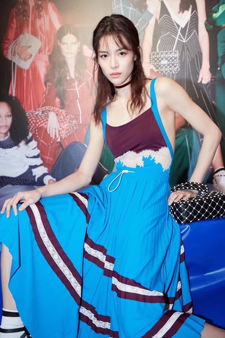 钟楚曦:被舒淇称赞荧幕最美,美艳高级脸配细长的柳叶眉好不漂亮