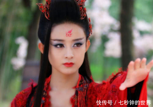 赵丽颖、刘诗诗、李沁黑化都是红衣服,而她却